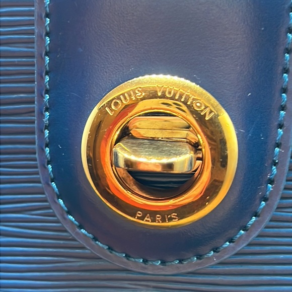 Louis Vuitton Epi Cluny Women's Shoulder Bag Toledo Blue - Excellent Condition - Picture 6 of 17